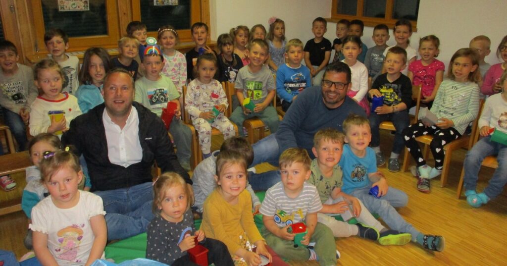 Kindergartenkinder sammeln M&uuml;ll f&uuml;r eine saubere Zukunft